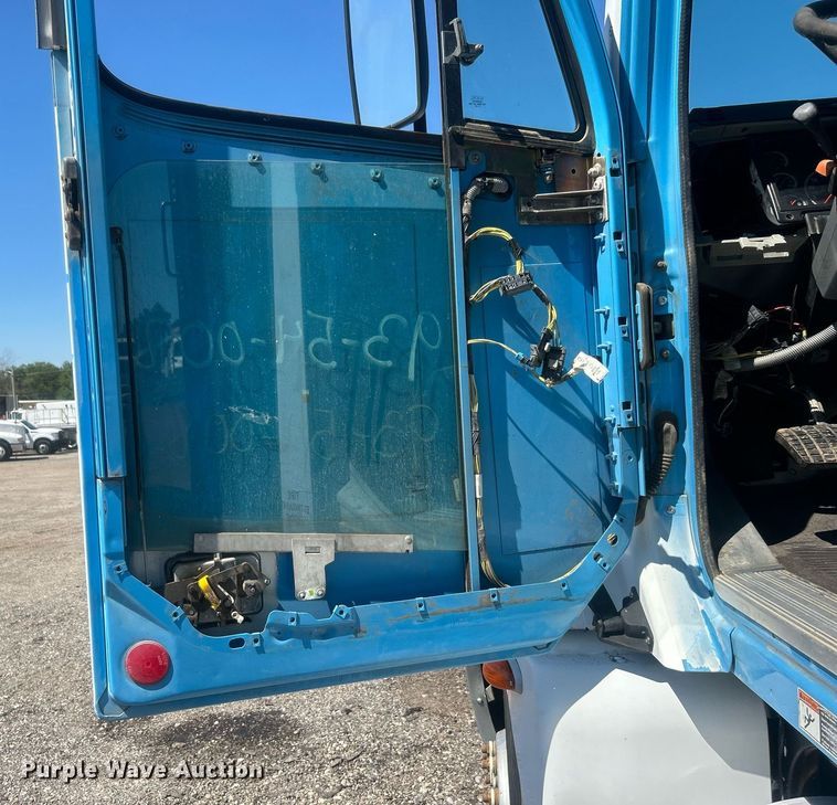 image for item EG1021 2004 Freightliner  Columbia flatbed truck