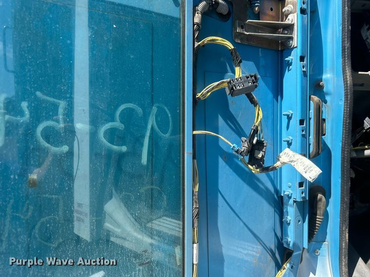 image for item EG1021 2004 Freightliner  Columbia flatbed truck