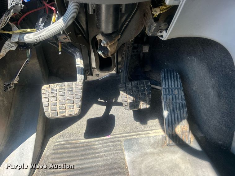 image for item EG1021 2004 Freightliner  Columbia flatbed truck