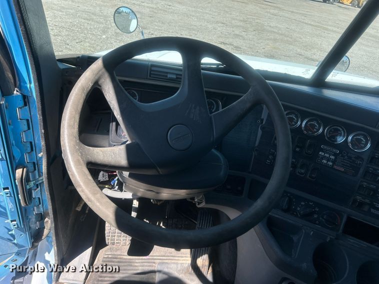 image for item EG1021 2004 Freightliner  Columbia flatbed truck