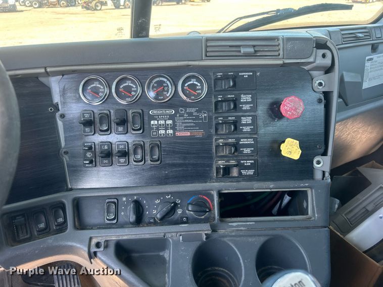 image for item EG1021 2004 Freightliner  Columbia flatbed truck