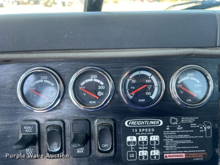 image for item EG1021 2004 Freightliner  Columbia flatbed truck