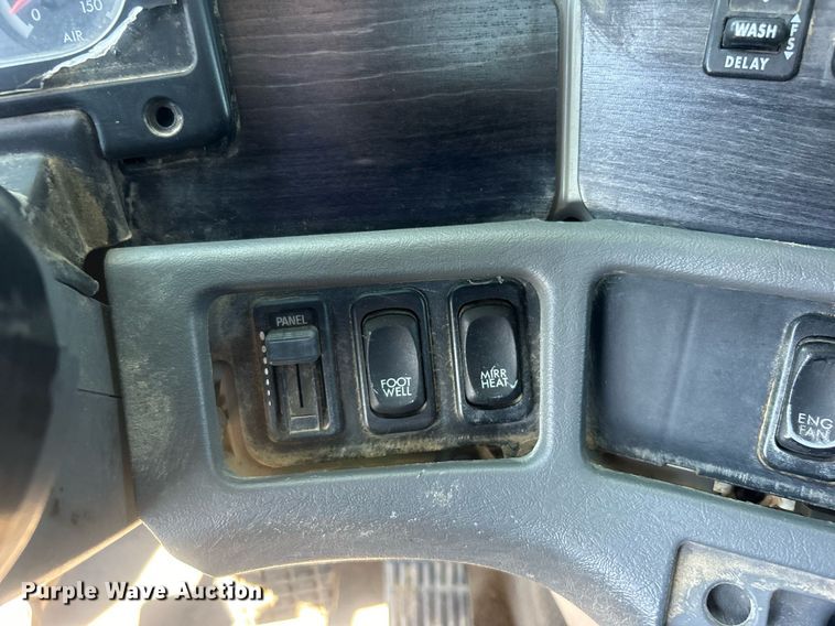 image for item EG1021 2004 Freightliner  Columbia flatbed truck