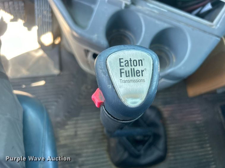 image for item EG1021 2004 Freightliner  Columbia flatbed truck