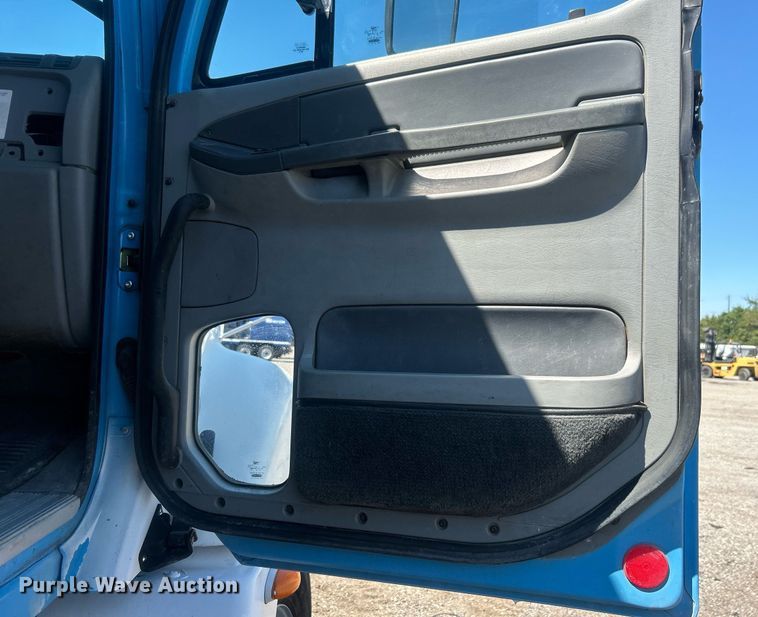 image for item EG1021 2004 Freightliner  Columbia flatbed truck