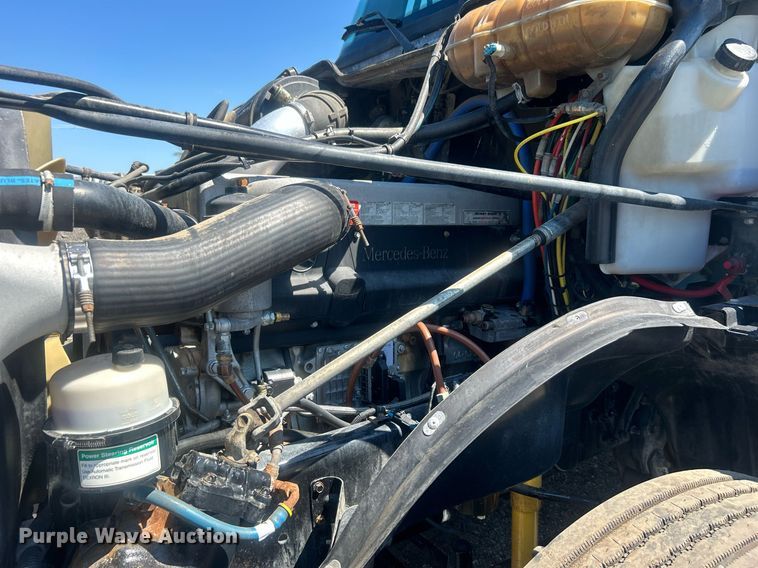 image for item EG1021 2004 Freightliner  Columbia flatbed truck