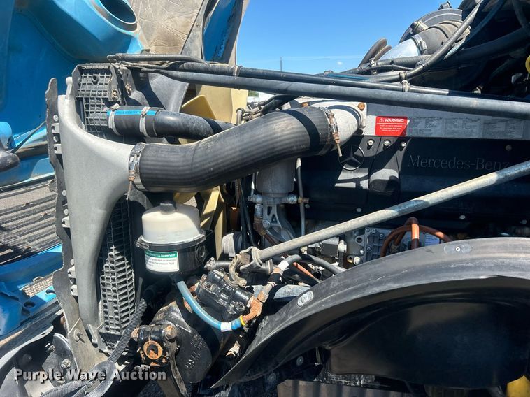 image for item EG1021 2004 Freightliner  Columbia flatbed truck