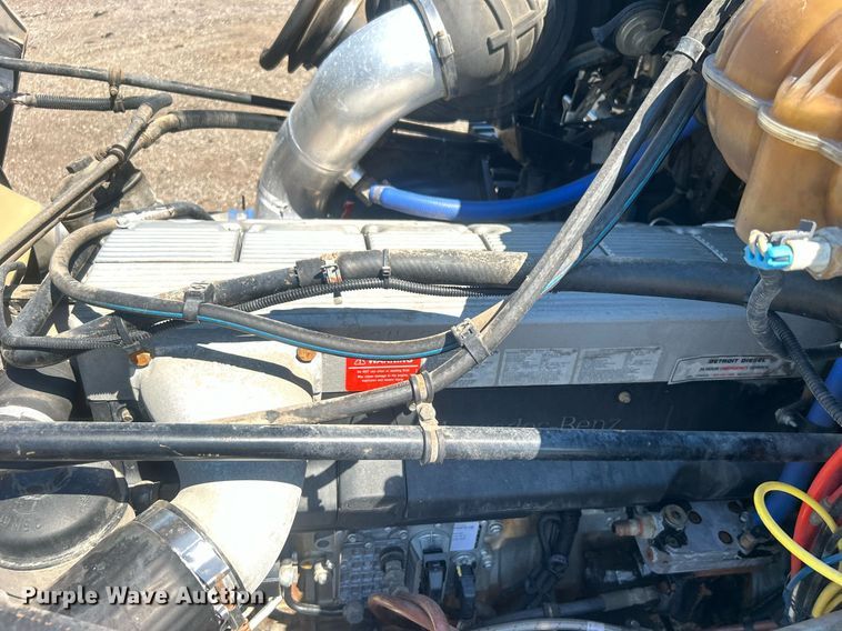 image for item EG1021 2004 Freightliner  Columbia flatbed truck