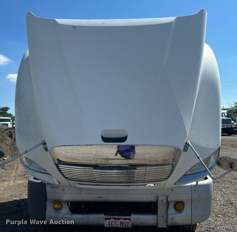 image for item EG1021 2004 Freightliner  Columbia flatbed truck