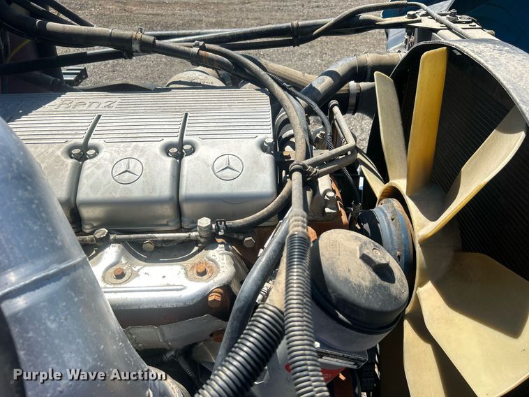 image for item EG1021 2004 Freightliner  Columbia flatbed truck