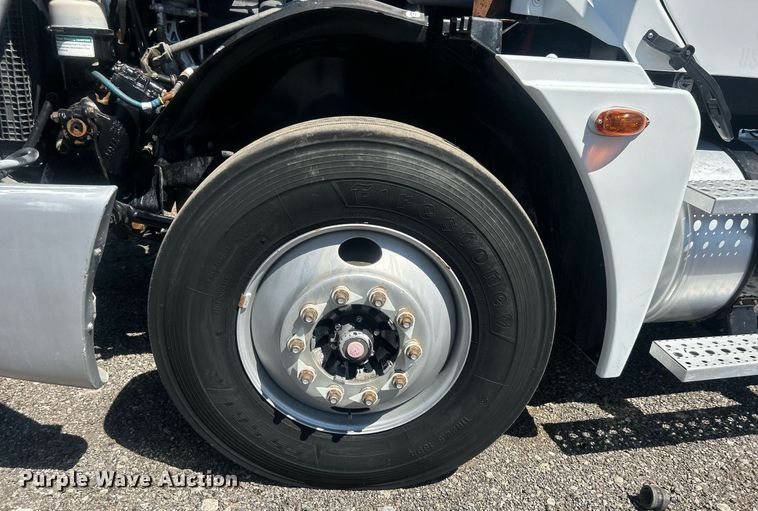 image for item EG1021 2004 Freightliner  Columbia flatbed truck