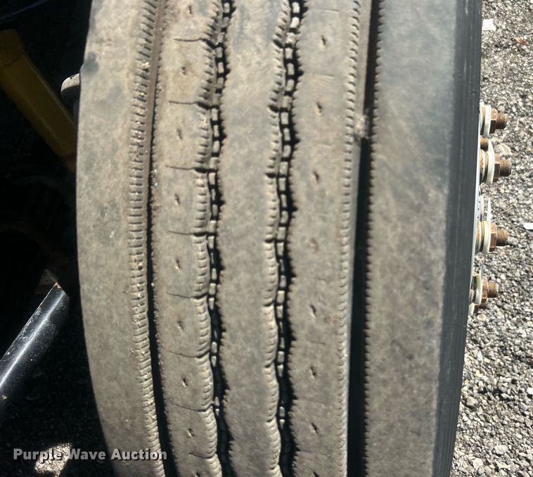 image for item EG1021 2004 Freightliner  Columbia flatbed truck