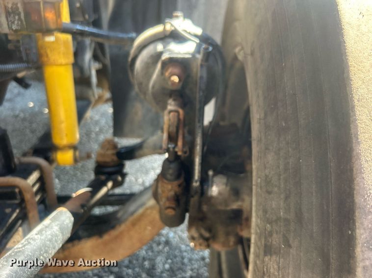 image for item EG1021 2004 Freightliner  Columbia flatbed truck