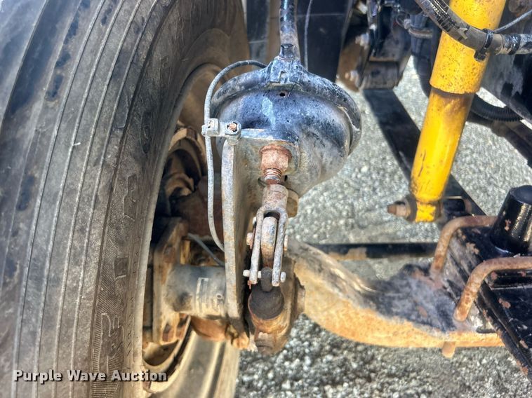 image for item EG1021 2004 Freightliner  Columbia flatbed truck