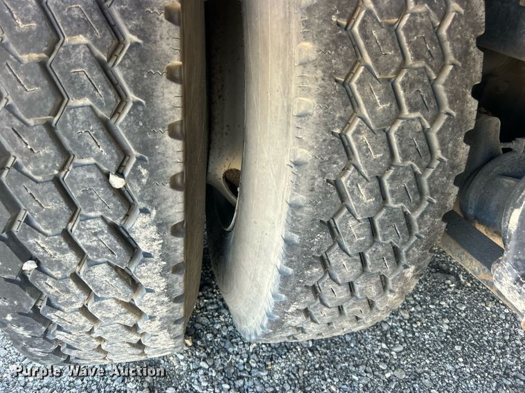 image for item EG1021 2004 Freightliner  Columbia flatbed truck