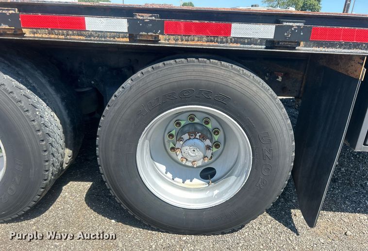 image for item EG1021 2004 Freightliner  Columbia flatbed truck