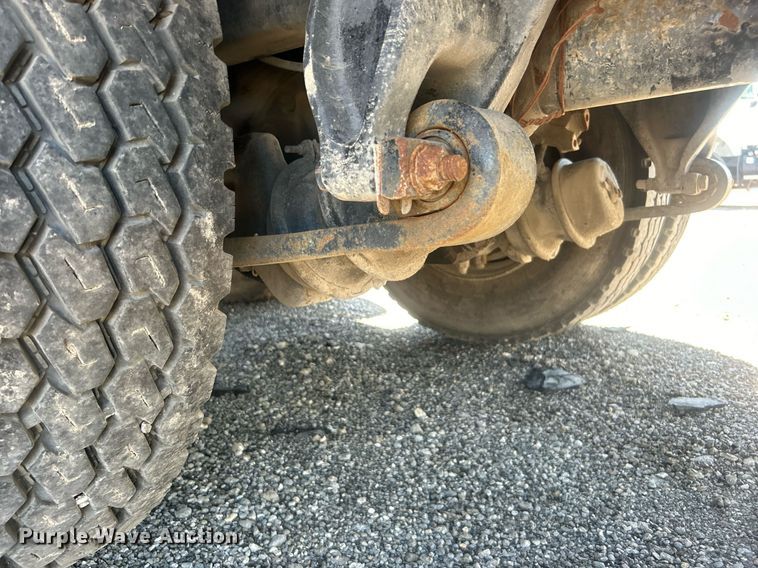 image for item EG1021 2004 Freightliner  Columbia flatbed truck