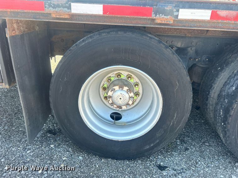 image for item EG1021 2004 Freightliner  Columbia flatbed truck