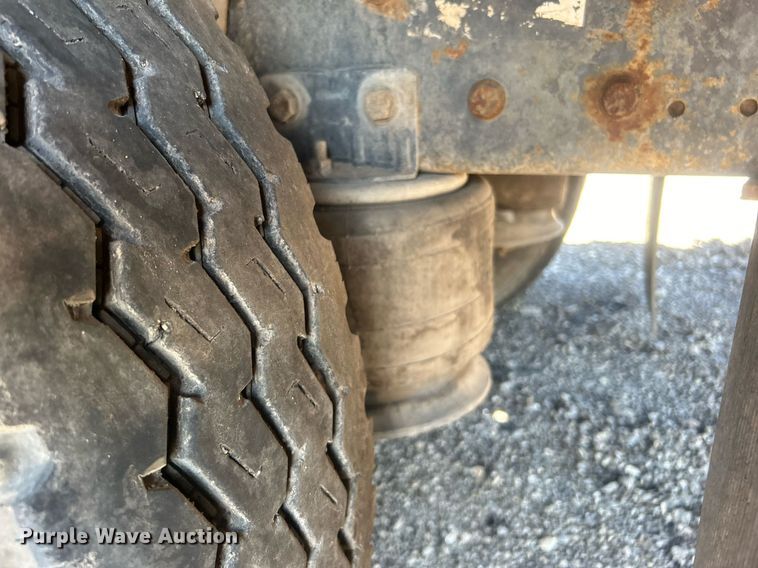 image for item EG1021 2004 Freightliner  Columbia flatbed truck