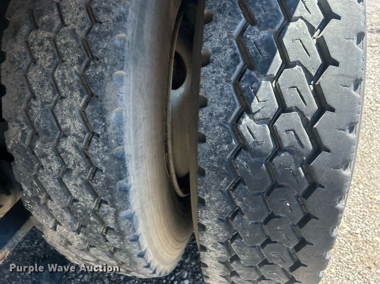 image for item EG1021 2004 Freightliner  Columbia flatbed truck