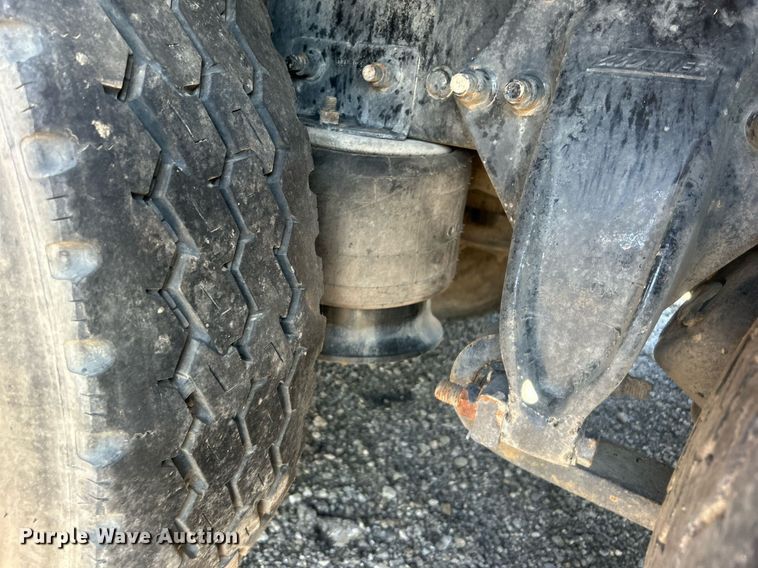 image for item EG1021 2004 Freightliner  Columbia flatbed truck