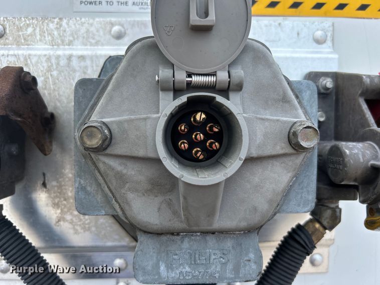 image for item EG1518 2013 Utility Trailer Mfg.  Co VS2DX dry van trailer