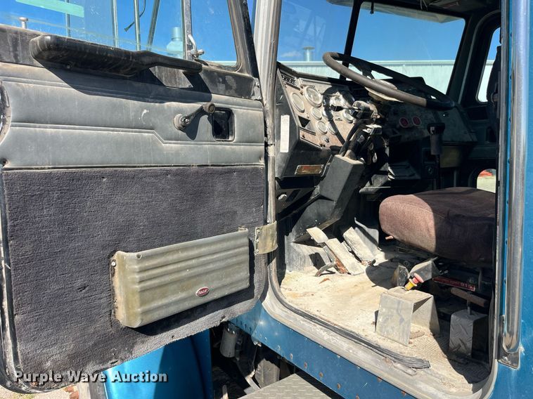 image for item EH2874 1995 Peterbilt 379 semi truck