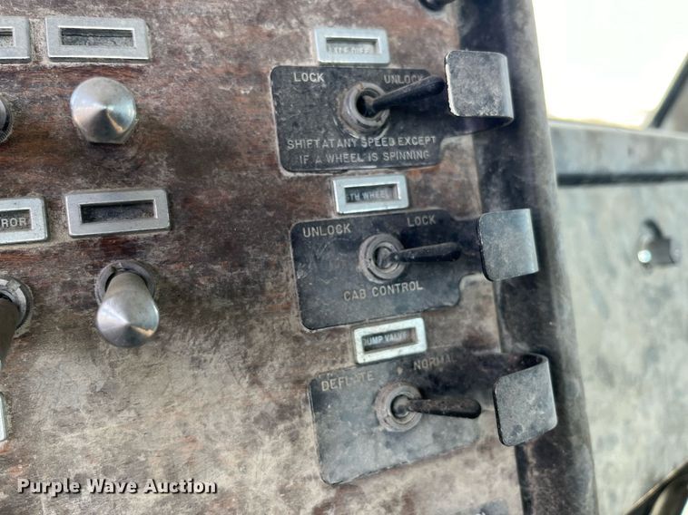 image for item EH2874 1995 Peterbilt 379 semi truck