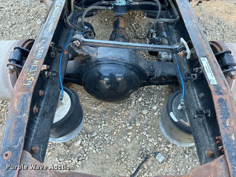 image for item EH7100 2005 Freightliner  Columbia rear axel assembly 