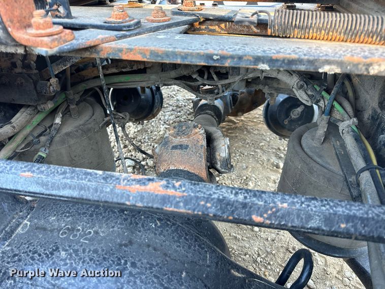 image for item EH7100 2005 Freightliner  Columbia rear axel assembly 