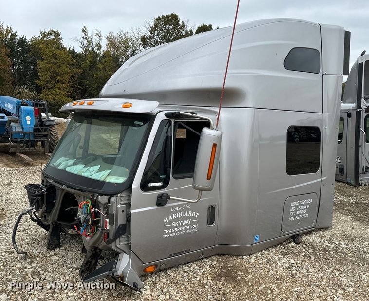 image for item EH7173 International  semi truck cab