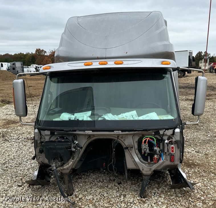 image for item EH7173 International  semi truck cab