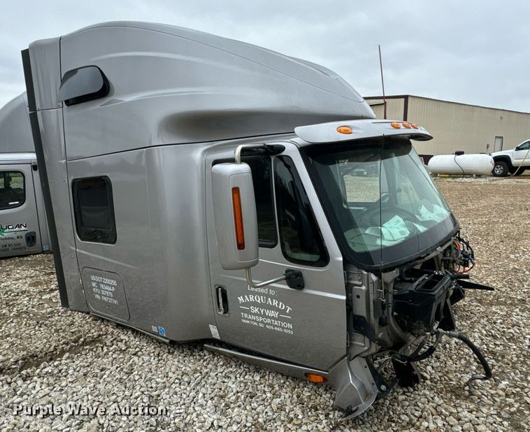 image for item EH7173 International  semi truck cab