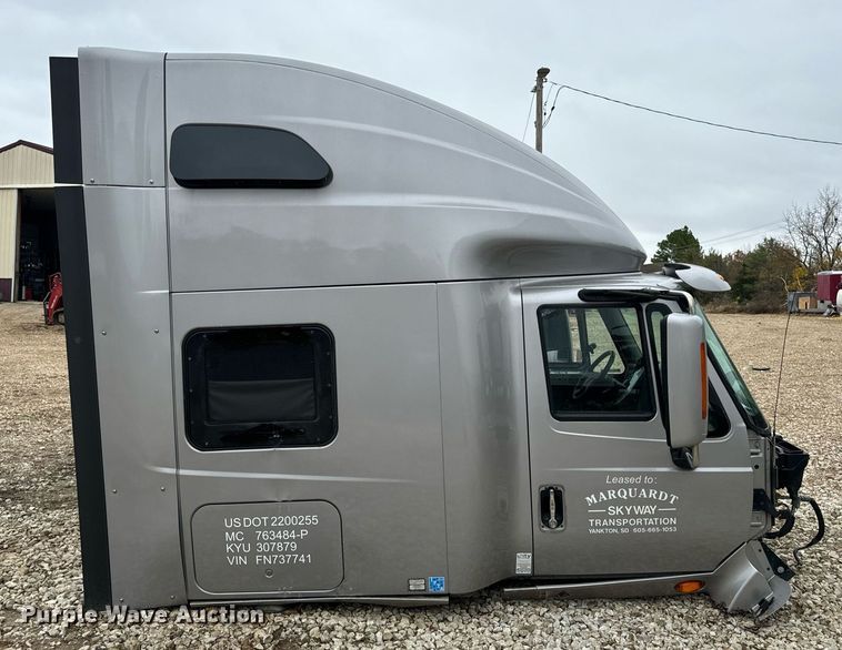 image for item EH7173 International  semi truck cab