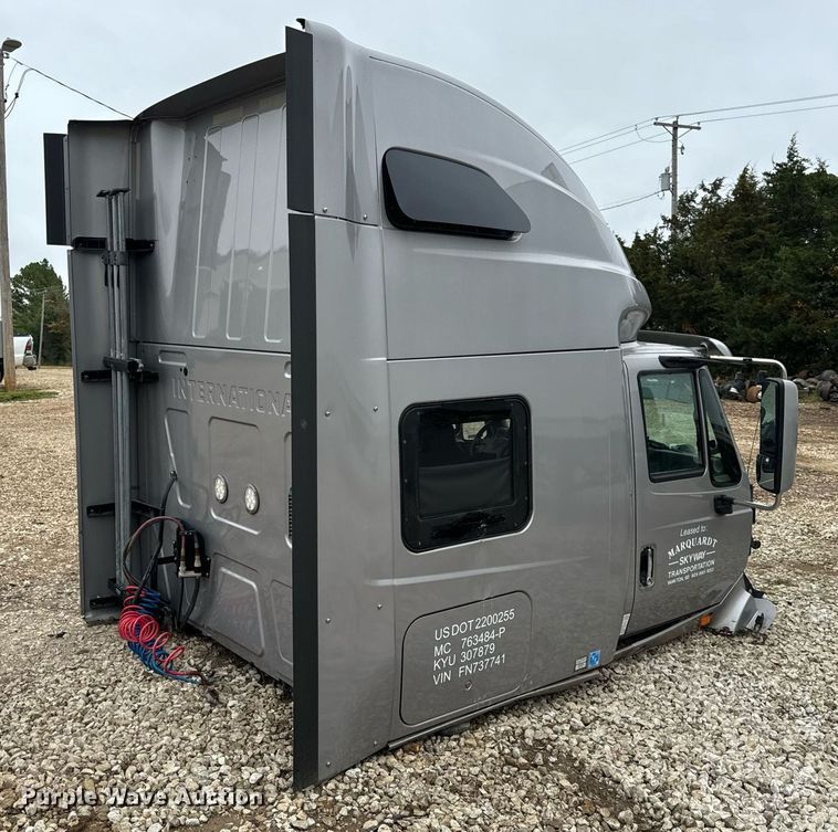 image for item EH7173 International  semi truck cab