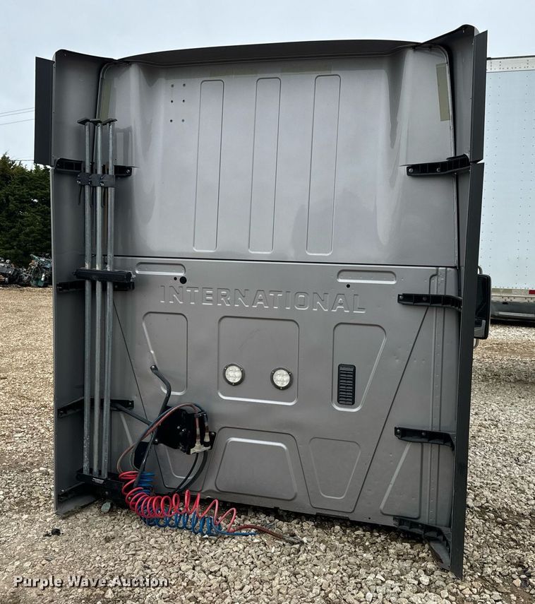 image for item EH7173 International  semi truck cab