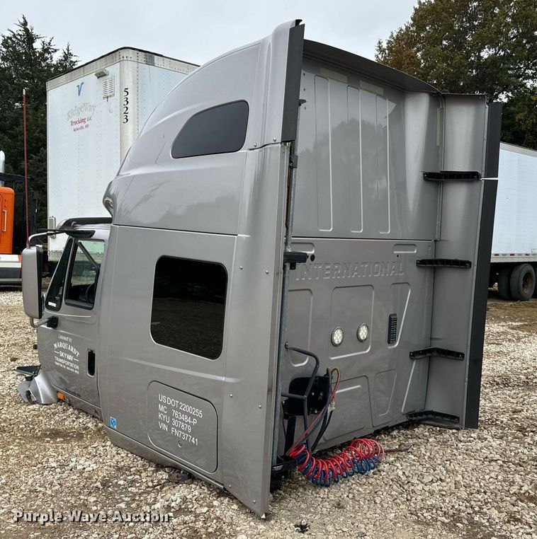 image for item EH7173 International  semi truck cab
