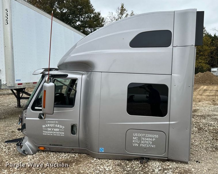 image for item EH7173 International  semi truck cab