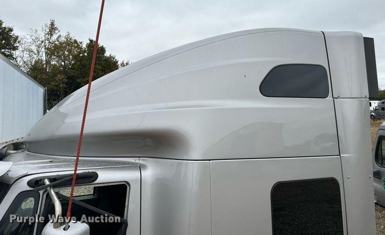 image for item EH7173 International  semi truck cab