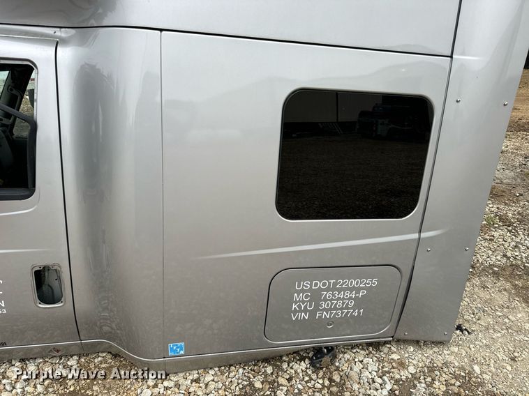 image for item EH7173 International  semi truck cab