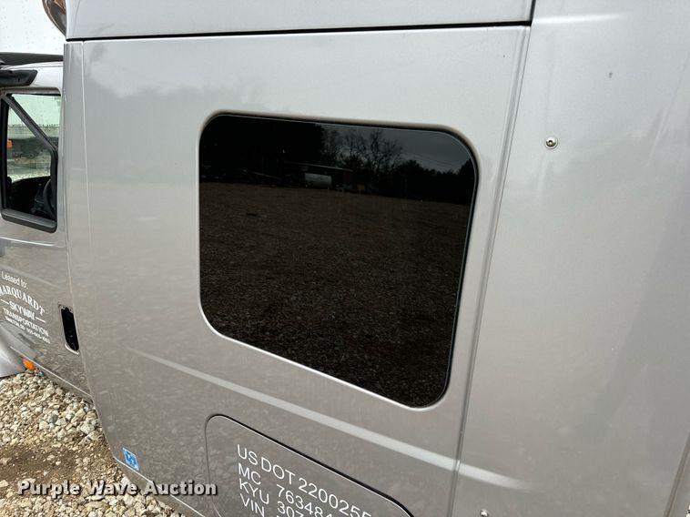 image for item EH7173 International  semi truck cab