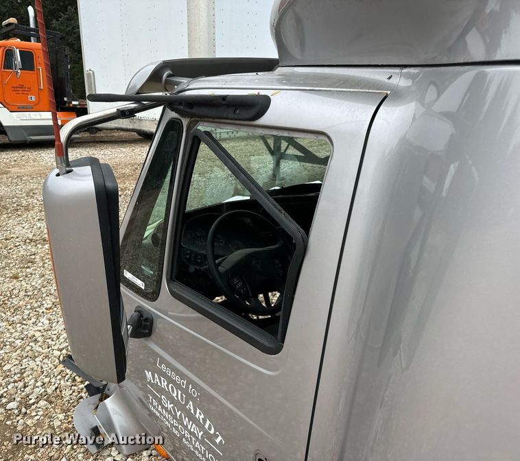 image for item EH7173 International  semi truck cab