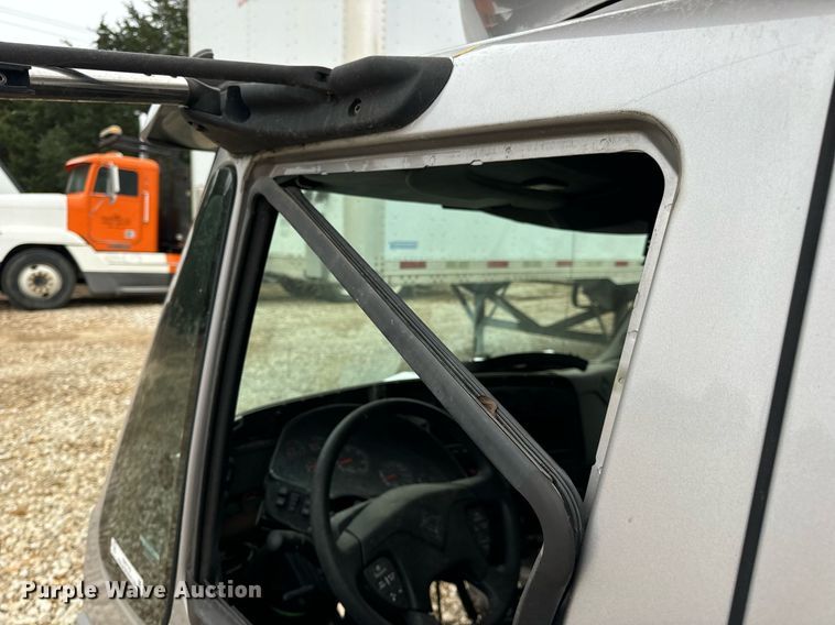 image for item EH7173 International  semi truck cab