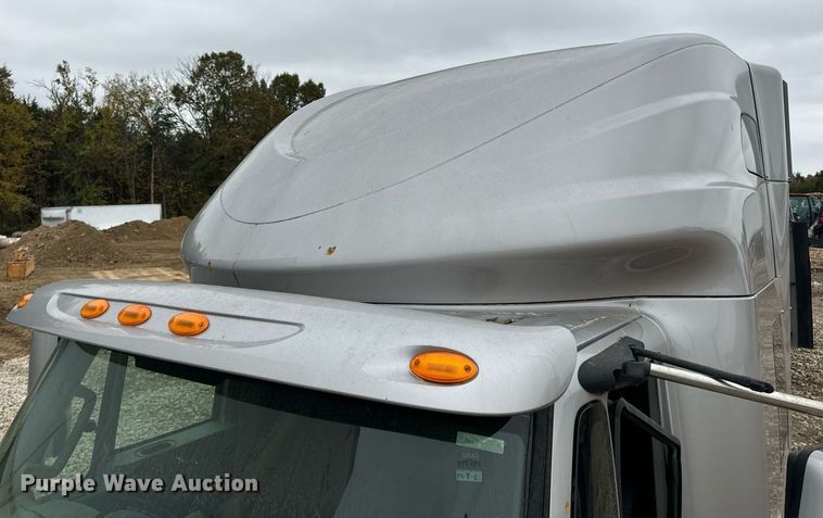 image for item EH7173 International  semi truck cab