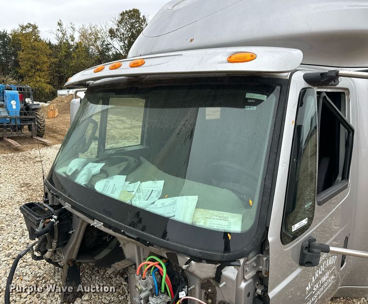 image for item EH7173 International  semi truck cab