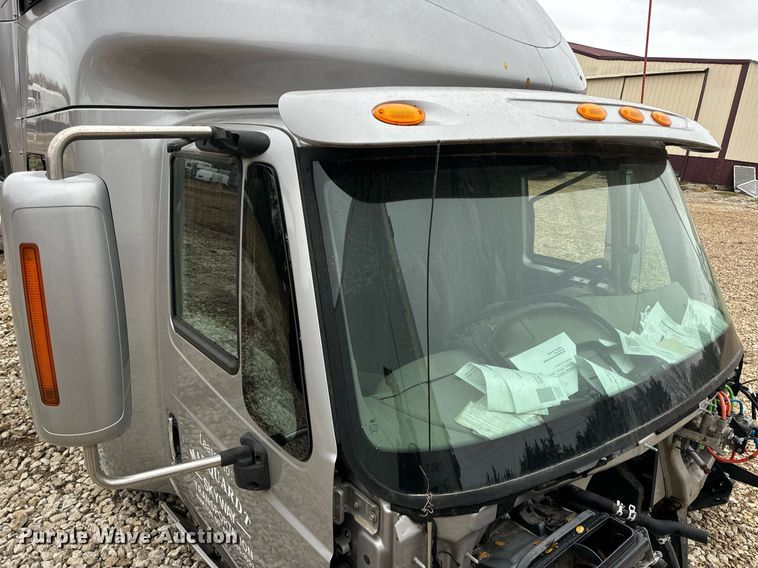 image for item EH7173 International  semi truck cab