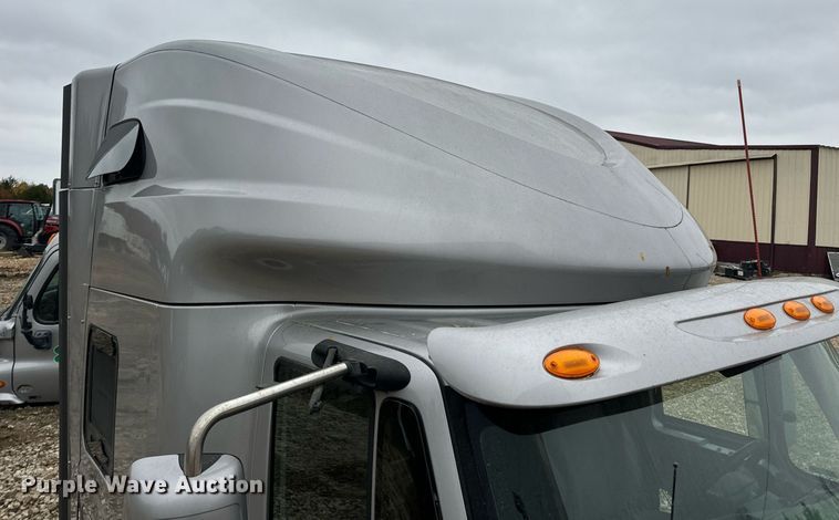 image for item EH7173 International  semi truck cab