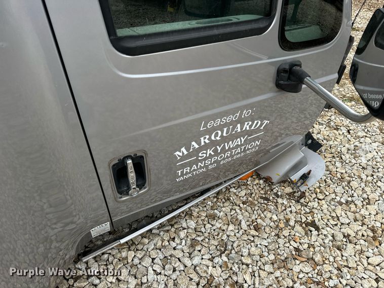 image for item EH7173 International  semi truck cab