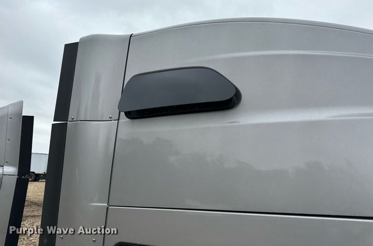 image for item EH7173 International  semi truck cab