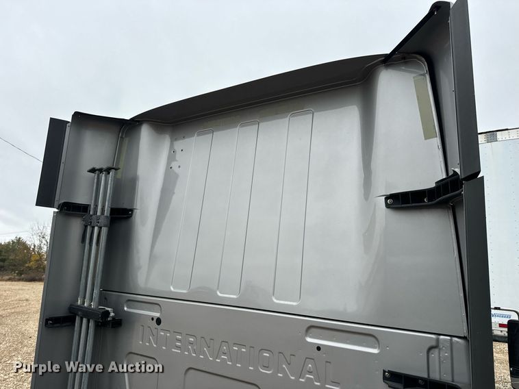 image for item EH7173 International  semi truck cab